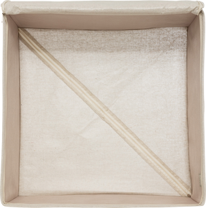 nnsiden av beige oppbevaringsboks med stiv konstruksjon og forsterket bunn som holder boksen stabil i bruk.