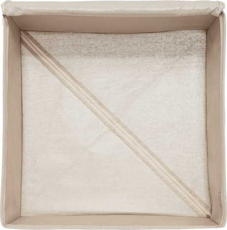 nnsiden av beige oppbevaringsboks med stiv konstruksjon og forsterket bunn som holder boksen stabil i bruk.