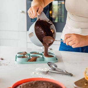 Sett med fargerike bakeformer i silikon til muffins, kake og små bakverk