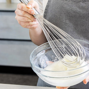 KitchenCraft ballongvisp i bruk til kakerøre