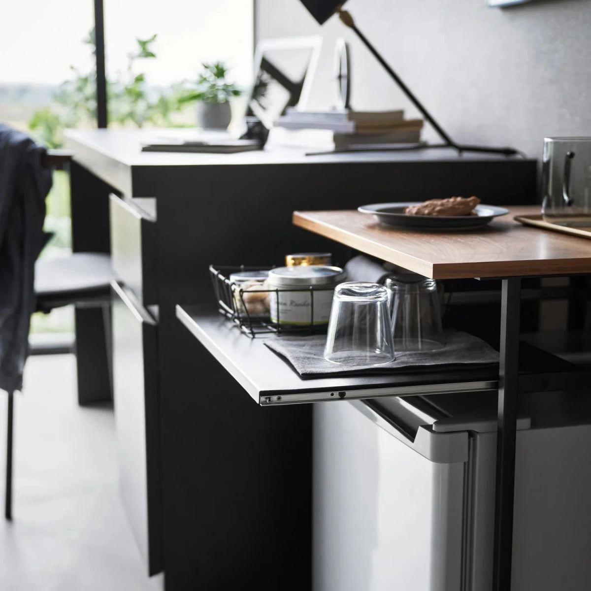 Sidebord med treplate og uttrekkbar hylle sort 53 x 45 x 66,8 cm - Lindas Dekor