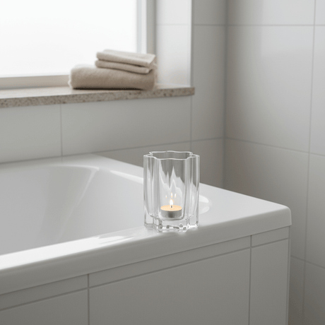 En klar lyslykta i ribbad glas som används som dekor på badet med ett ljust och stilrent uttryck.