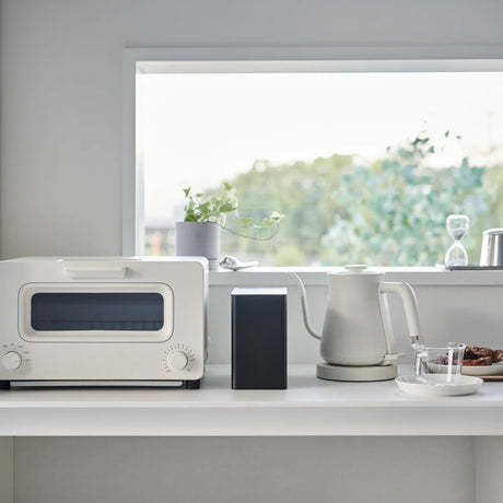 Sort oppbevaringsboks til kaffekapsler og kaffefilter på kjøkkenet