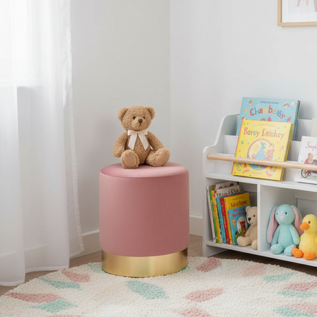 Gamby puff i rosa velour med gullfarget base i barnerom