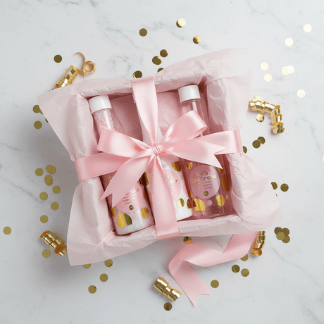 Välkomstset med tre rosa flaskor i presentförpackning med prickar och bärhandtag