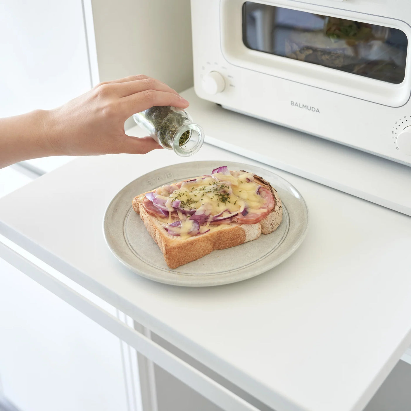 Hvit kjøkkenorganizer med fleksibel plassering av skuff og hylle