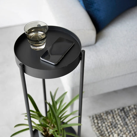 Sort blomsterbord med åpen konstruksjon og plass til flere planter