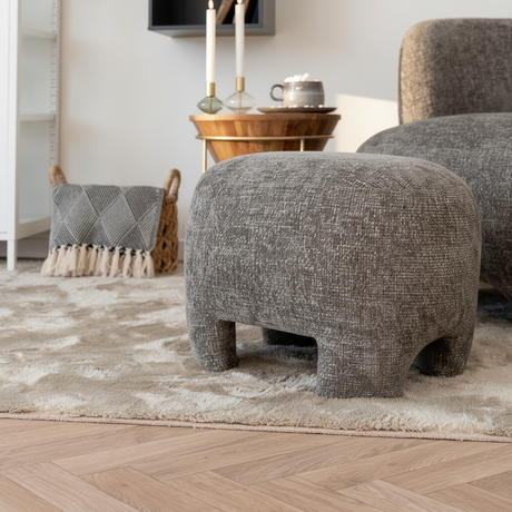 Kompakt puff i grått stoff til stue eller soverom