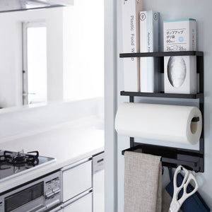 Svart magnetisk organizer til kjøkkenredskaper og kjøkkenpapir