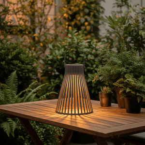 Brun solarlykt i metall 20 x 24 cm til terrasse og hage