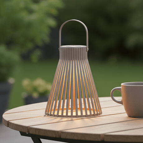 Liten solcellelykt med LED lys og åpen metallform