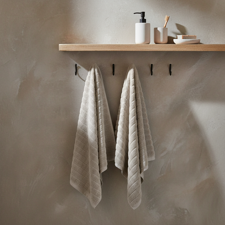 Håndkle fra Zone Denmark i soft grey med struktur