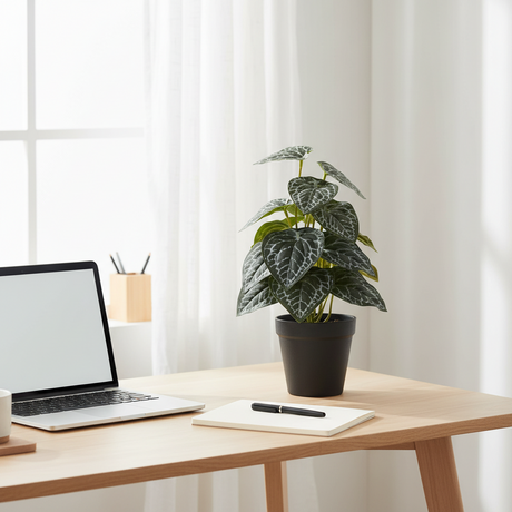 Kunstig plante 33 cm i sort potte på hvit bakgrunn