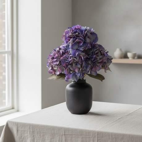 Hortensia i mørk keramikkvase