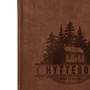 Hyttebok liggende ved peis i lunt hytteinteriør