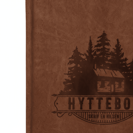 Hyttebok liggende ved peis i lunt hytteinteriør