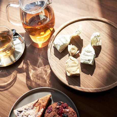 Sort stålboks med trelokk som også fungerer som oppbevaringsflate