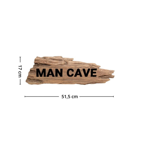 Naturfarget MAN CAVE veggskilt med rustikk trestruktur. Skiltet måler 51,5 cm i bredde og 17 cm i høyde.
