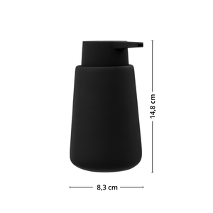 Svart såpedispenser med mål på 8,3 cm i diameter og 14,8 cm i høyde