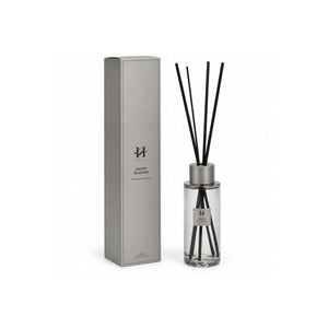 Chantelle duftpinner Cherry Blossom 1200 ml i klar glassflaske med sorte duftpinner og lys gaveeske.