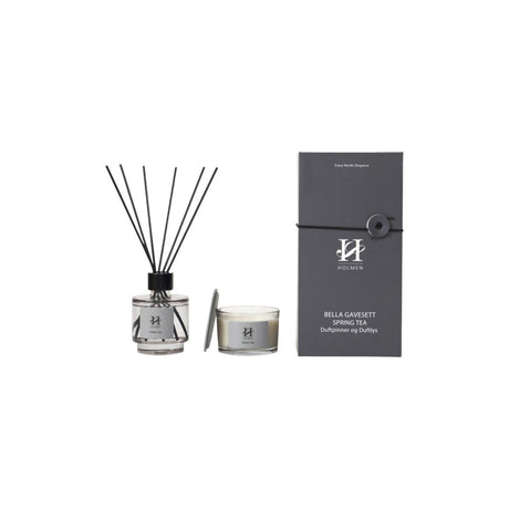 Gavesett fra Holmen Bella med duftlys 90 g og duftpinner 100 ml i duften Spring Tea, med gaveeske.