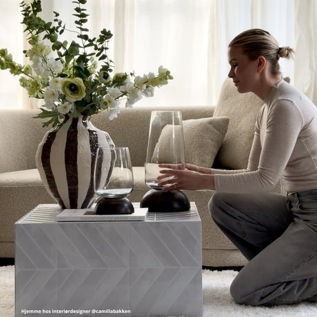 Evelina hvit veggflis som backsplash bak vask i hvitt kjøkken med stålkran
