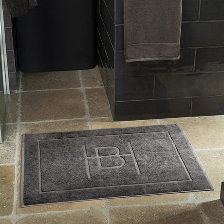 brun badematte med HB monogram fra Halvor Bakke