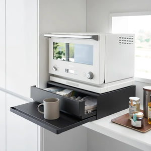 Sort oppbevaringsløsning til kjøkken med uttrekkbar hylle under apparat