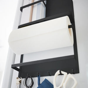 Svart oppbevaringsløsning til kjøkken med krokrekke og rulleholder