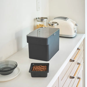 Lufttett beholder for tørrfôr til hund og katt i sort utførelse
