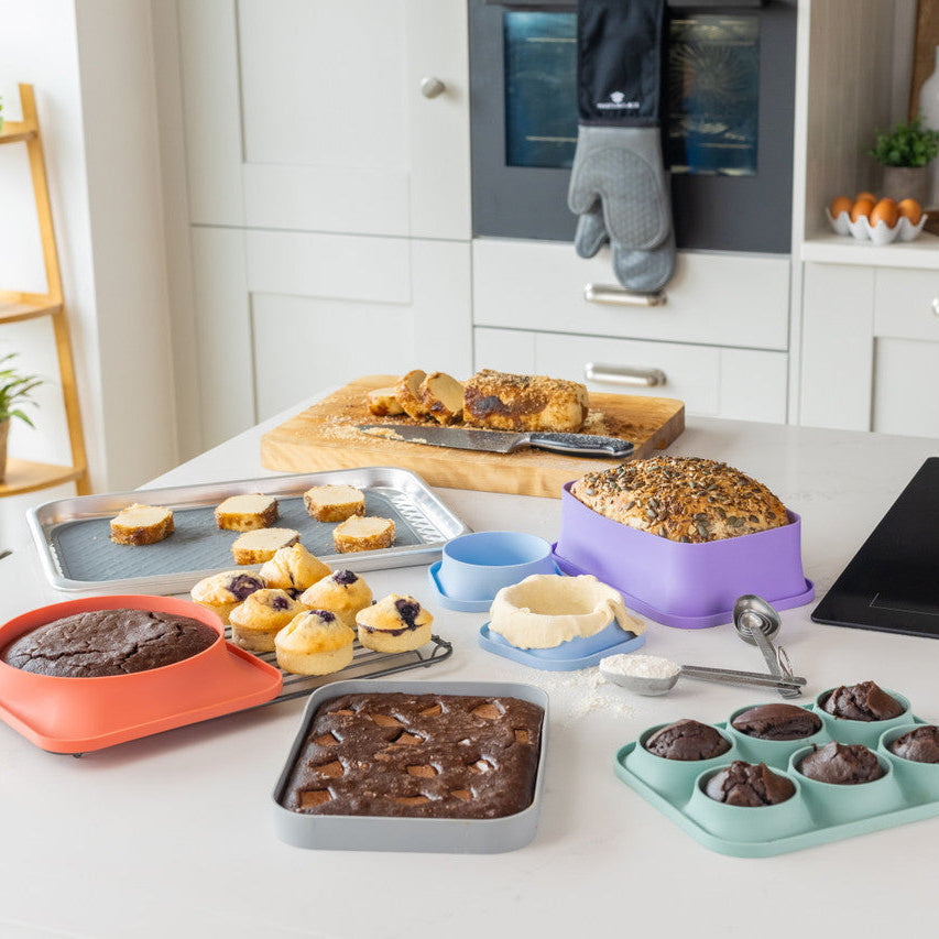Fargerike bakeformer i silikon brukt til muffins, kake og små desserter