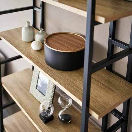 Dyp oppbevaringsboks til småting med sort stålkropp og trelokk