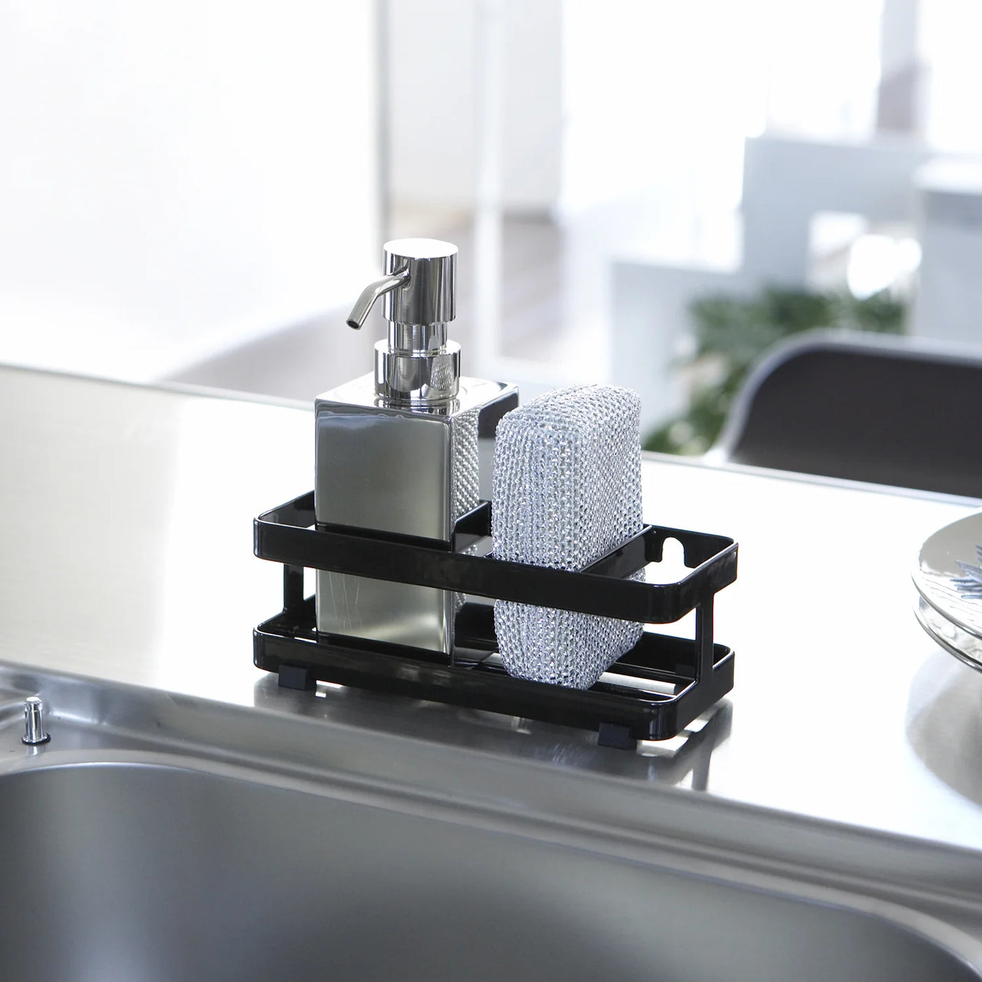 Praktisk vask organizer i svart til oppvaskmiddel og rengjøringsutstyr