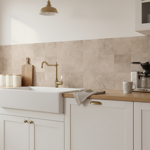 Selvklebende fliser Leah beige betonglook lagt på gulv i kjøkken