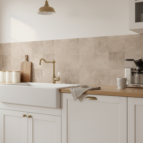 Selvklebende fliser Leah beige betonglook lagt på gulv i kjøkken