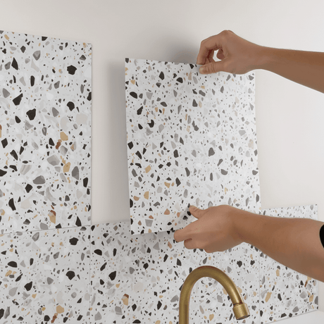 Sirocco Soft Terrazzo gulvfliser montert ved kjøkkenbenk med lyst terrazzo uttrykk. - Lindas dekor