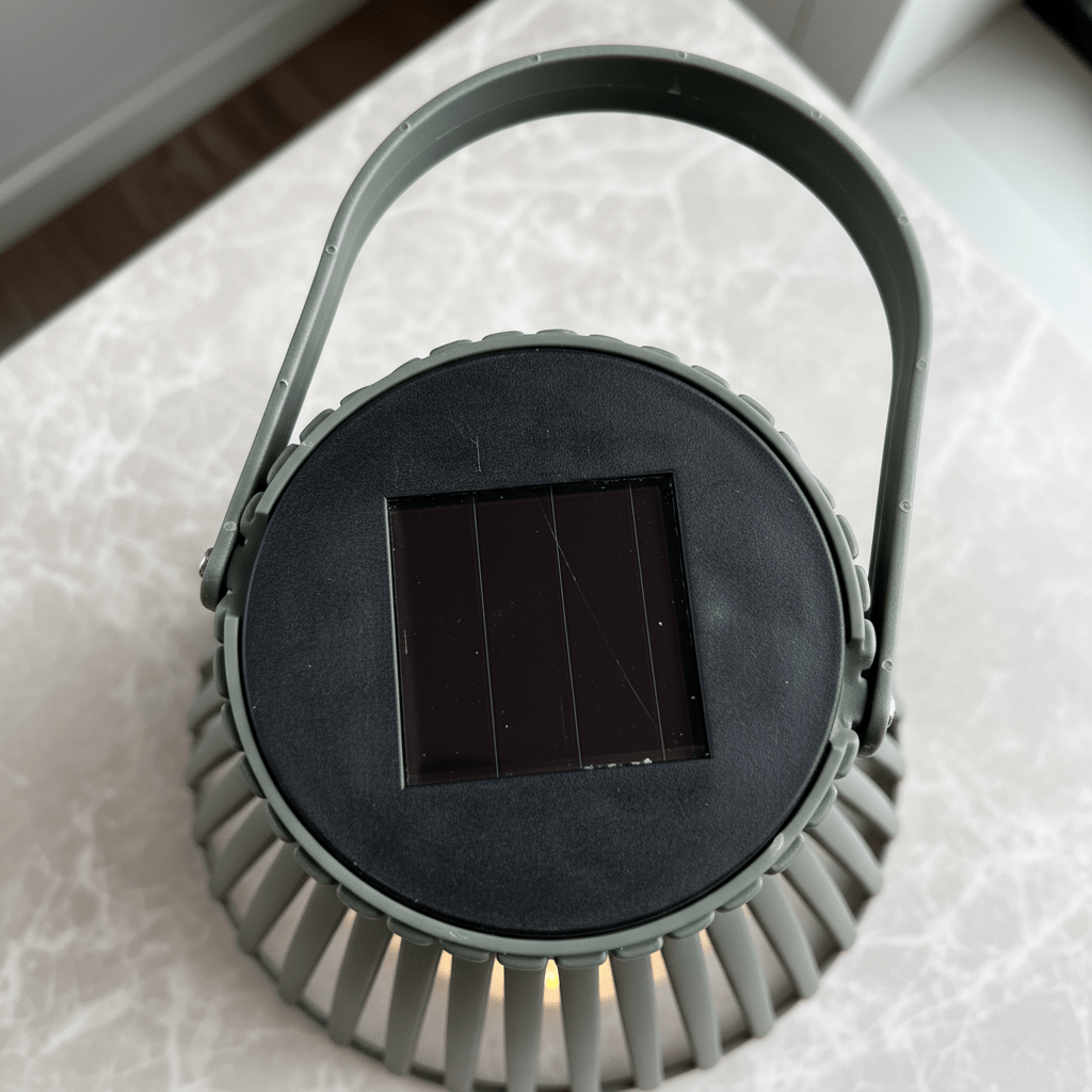 Dekorativ solcellelykt med LED lys og åpen metallform