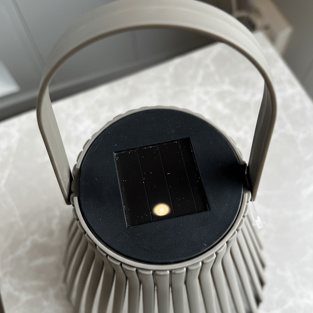 Dekorativ solcellelykt med LED lys og åpen metallform