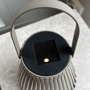 Dekorativ solcellelykt med LED lys og åpen metallform
