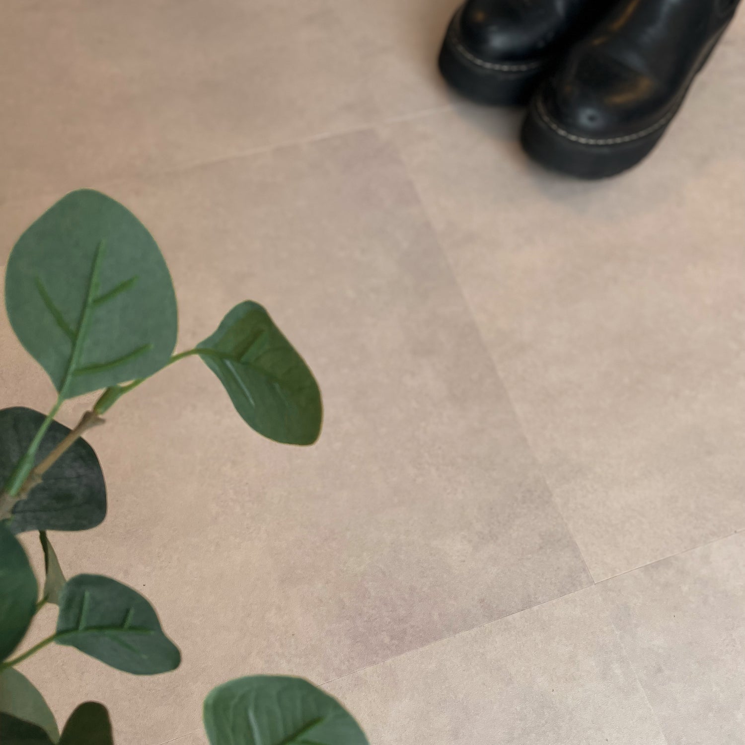 Exempel: Beige självhäftande betongplattor