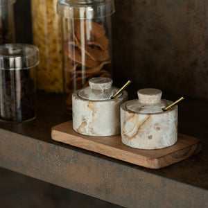 Krydderbeholdere i naturlig beige marmor, elegant kjøkkentilbehør