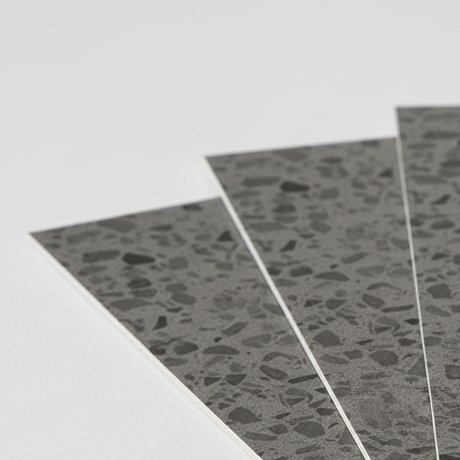 Lisboa Terrazzo mørkegrå brukt som veggflis på moderne bad