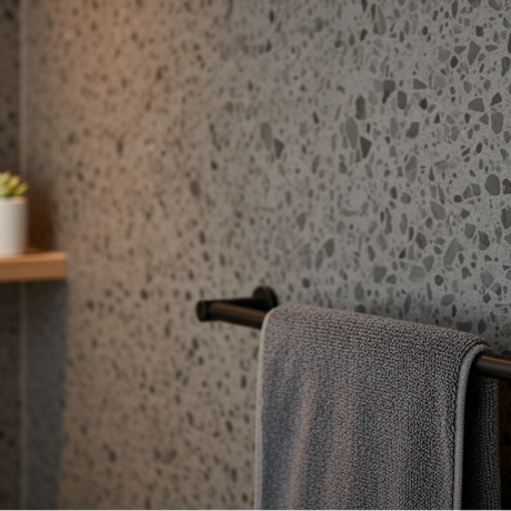 Lisboa terrazzo – vegg 2Mørkegrå terrazzo fliser med lyse og mørke steinfragmenter
