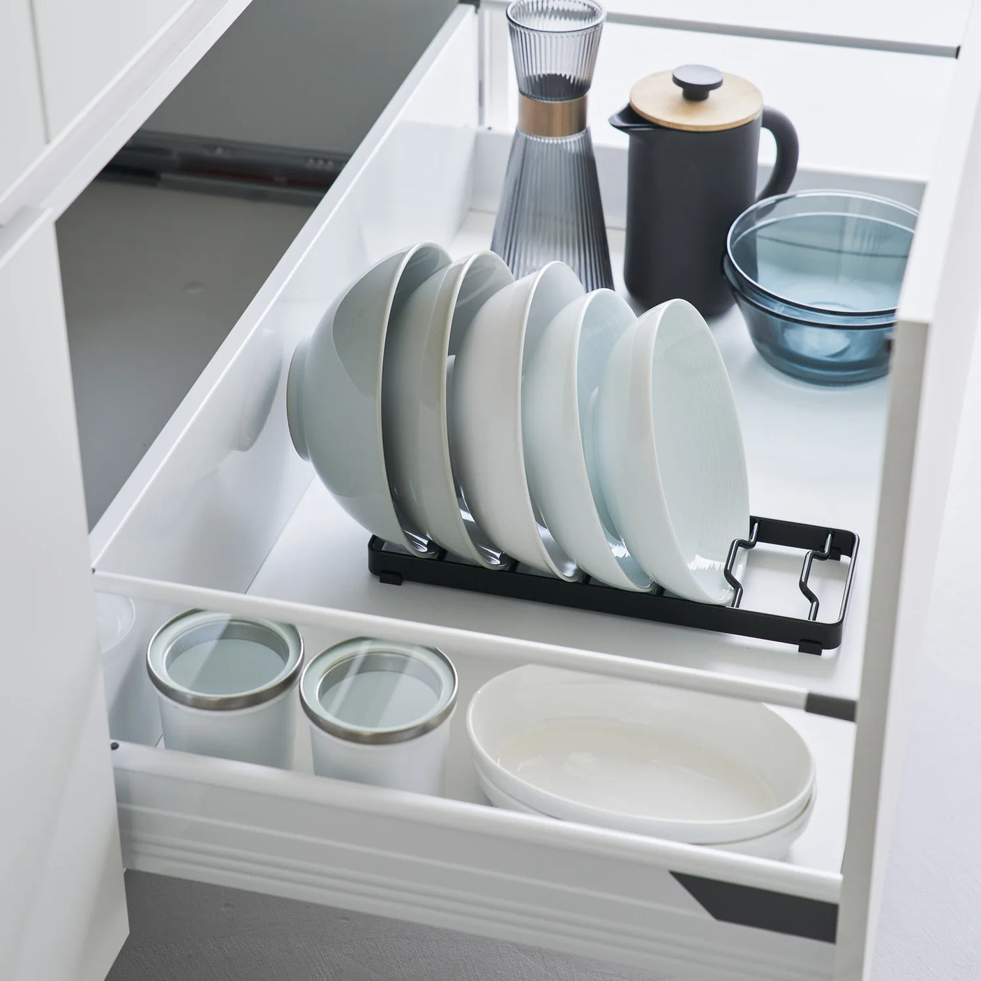 Plassbesparende skålstativ til hylle, skuff eller benk