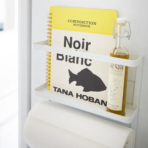 Hvit oppbevaringsløsning til kjøkken med krokrekke og rulleholder