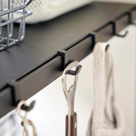 Sort organiseringshylle med tre nivåer og praktisk oppheng til kjøkken