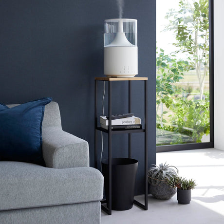 Sort hylle med bambustopp og luftig design til små rom