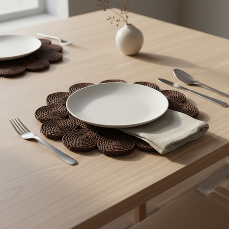 Rund bordbrikke i mørk brun siv med blomstermønster, 36 cm, med hvit keramikktallerken og lin serviett på eikebord

