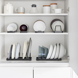 Svart stativ til små skåler for ryddig organisering på kjøkken