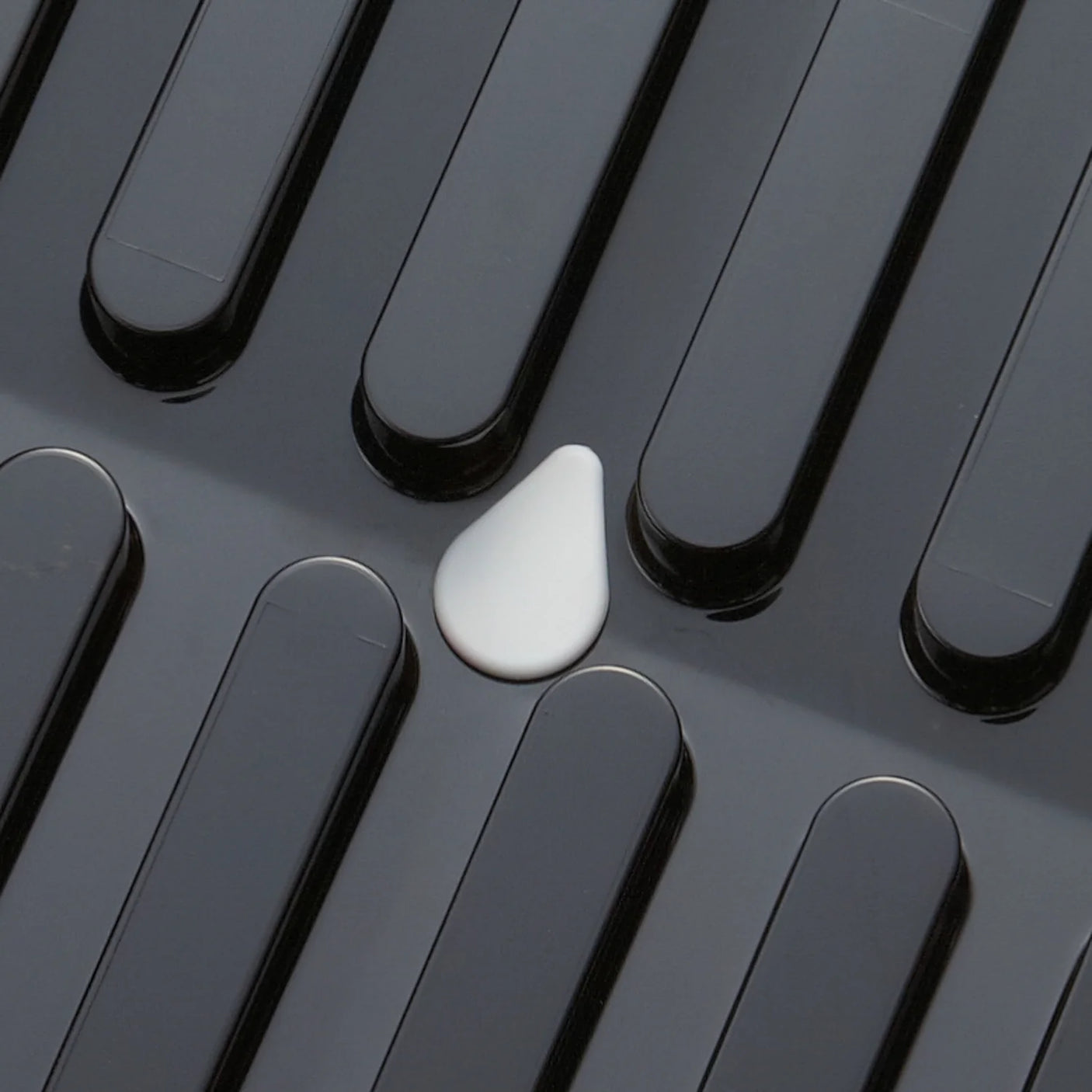 Praktisk oppvaskstativ i svart med plass til kopper og tallerkener